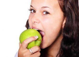 Detoxikace, dívka jí jablko