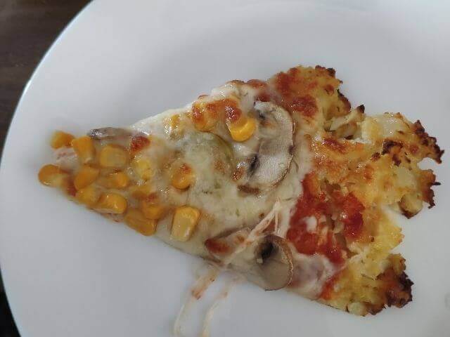 Pizza s korpusem z květáku, strouhaného sýra a vajíčka
