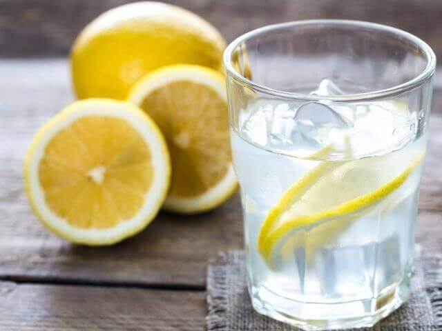 Čistá voda s citrónem