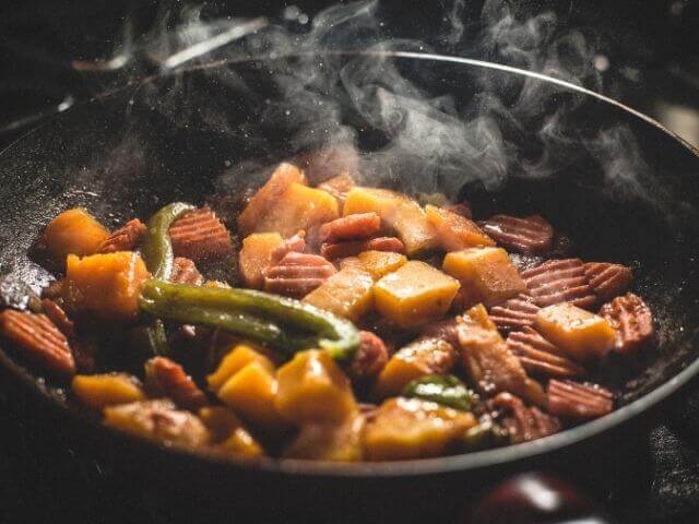 Při vaření upřednostněte tepelnou úpravu jednotlivých surovin dušením nebo restováním