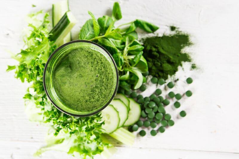 zelený nápoj z odšťavené zeleniny, případně ječmene