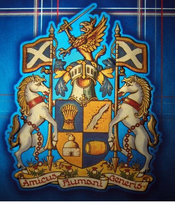 Logo Ballantine's whiskey zobrazuje skotskou vlajku, zemi, oheň, vodu a vzduch