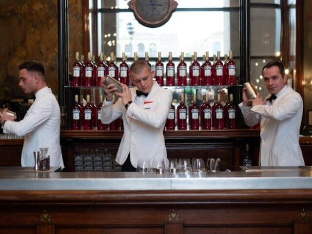 Profesionální barmani míchající Campari drinky