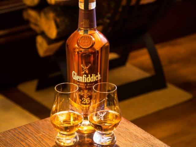lahev Glenfiddich spolu se skleničkami