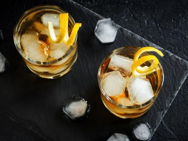 Lagavulin whisky s kostkami ledu