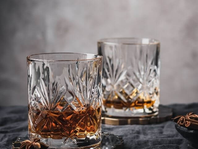 rum v luxusních sklenicích