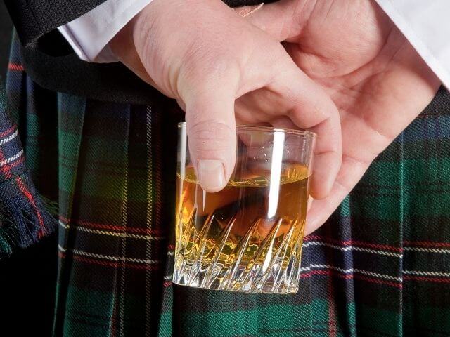 sklenice skotské whisky