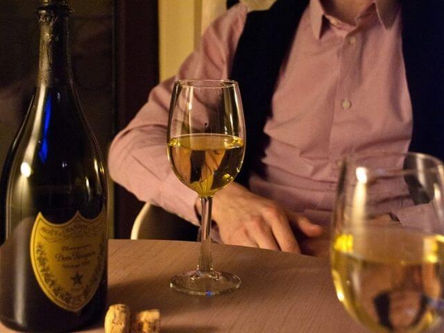Lahev Dom Pérignon spolu se skleničkami