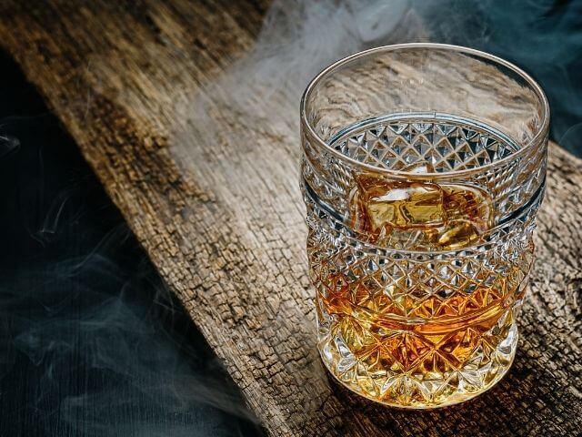 whisky v luxusní sklenici