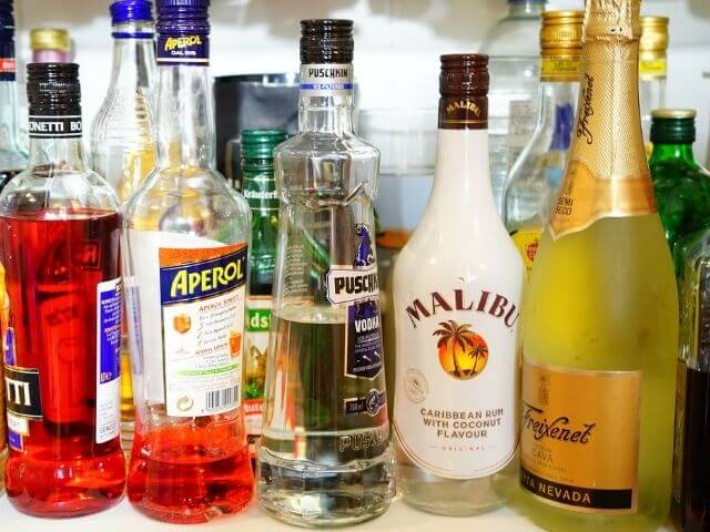 lahev Malibu spolu s Aperolem a jiným alkoholem