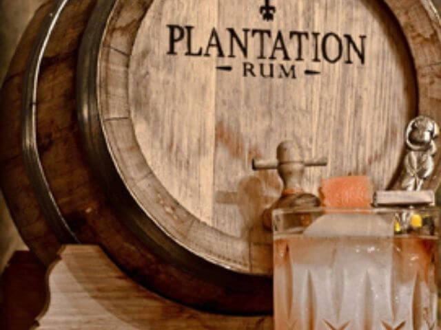 dubový sud, ve kterém zraje Plantation rum