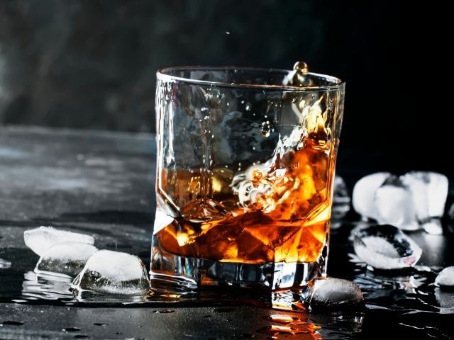 whiskey spolu s kostkami ledu