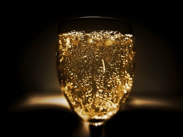 šampaňské ve sklenici